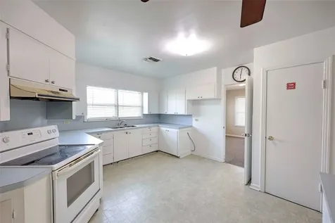 122 Ave E Shiner TX 77984