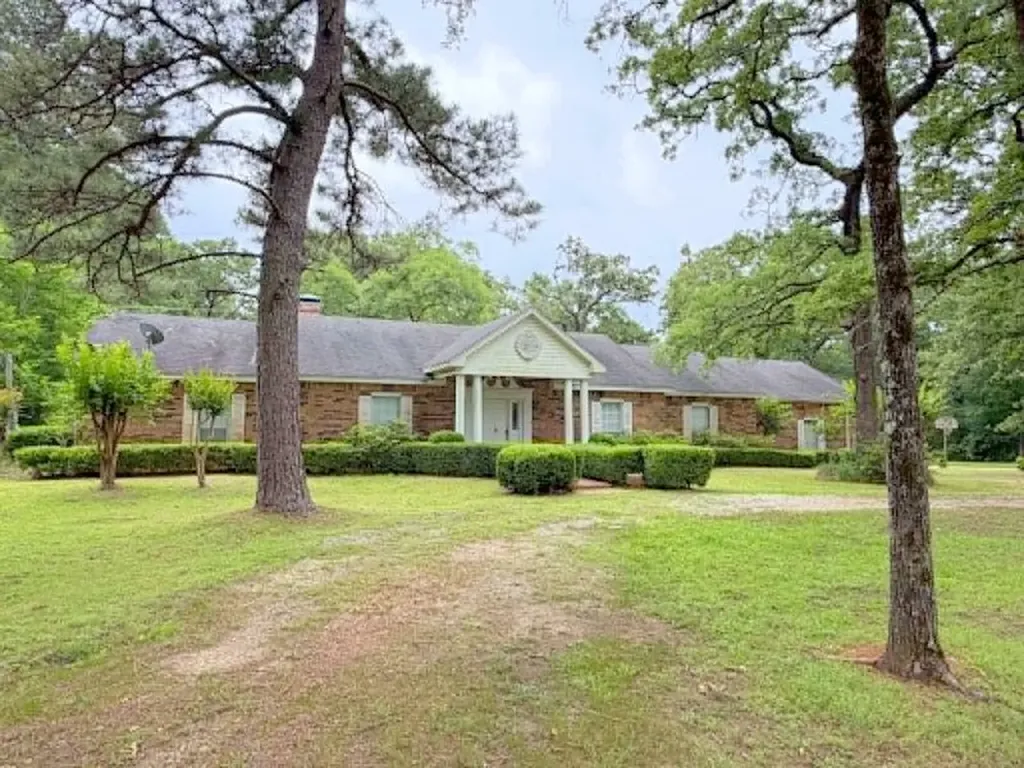 1123 Creekwood Street Crockett TX 75835