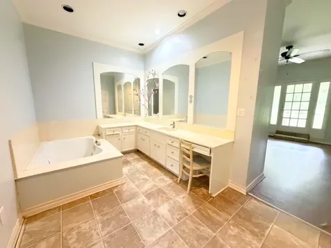 1123 Creekwood Street Crockett TX 75835