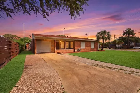106 Barracuda Avenue Galveston TX 77550