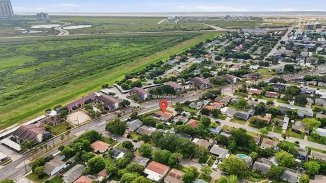 106 Barracuda Avenue Galveston TX 77550