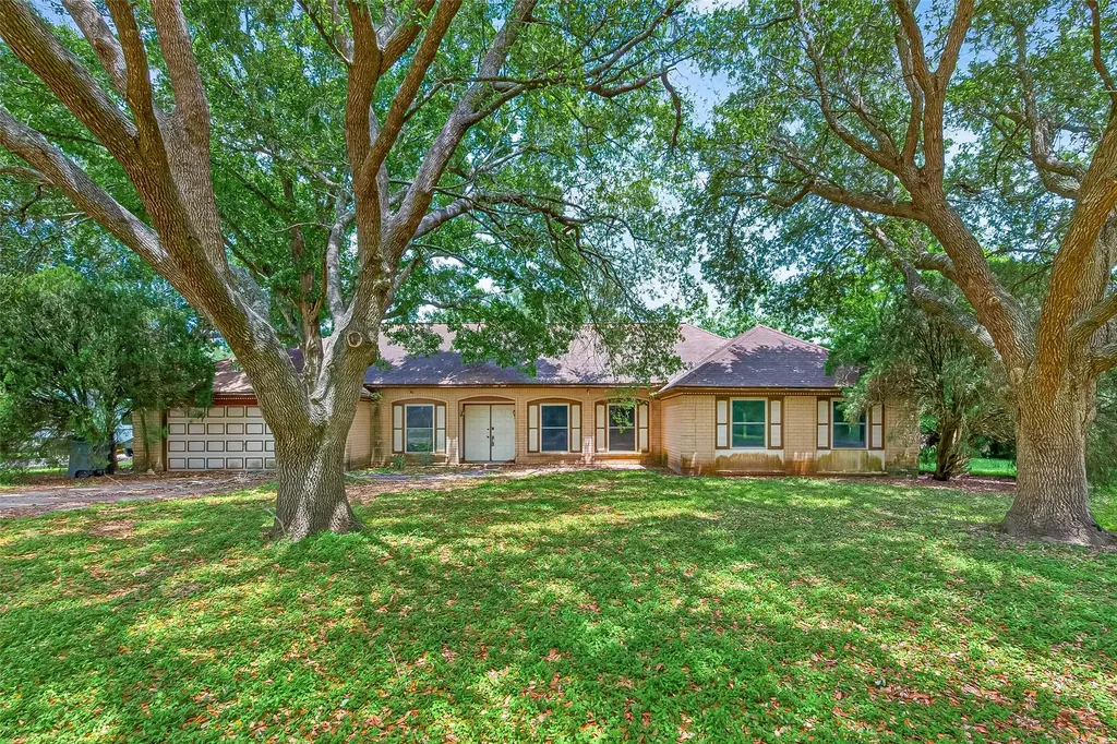1 Shantilly Lane Bay City TX 77414