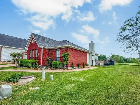 152 Waters Edge At 18th Huntsville TX 77340