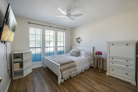 152 Waters Edge At 18th Huntsville TX 77340