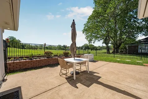 152 Waters Edge At 18th Huntsville TX 77340