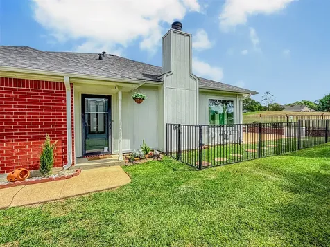 152 Waters Edge At 18th Huntsville TX 77340