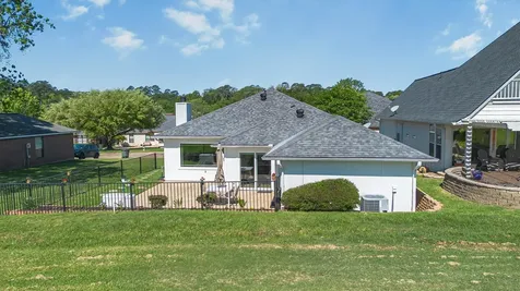 152 Waters Edge At 18th Huntsville TX 77340