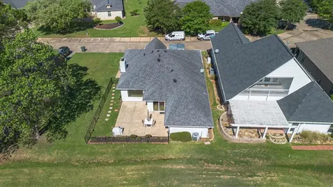 152 Waters Edge At 18th Huntsville TX 77340