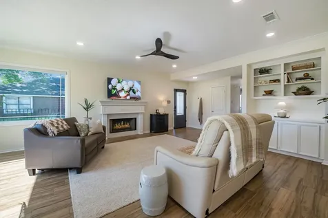 152 Waters Edge At 18th Huntsville TX 77340