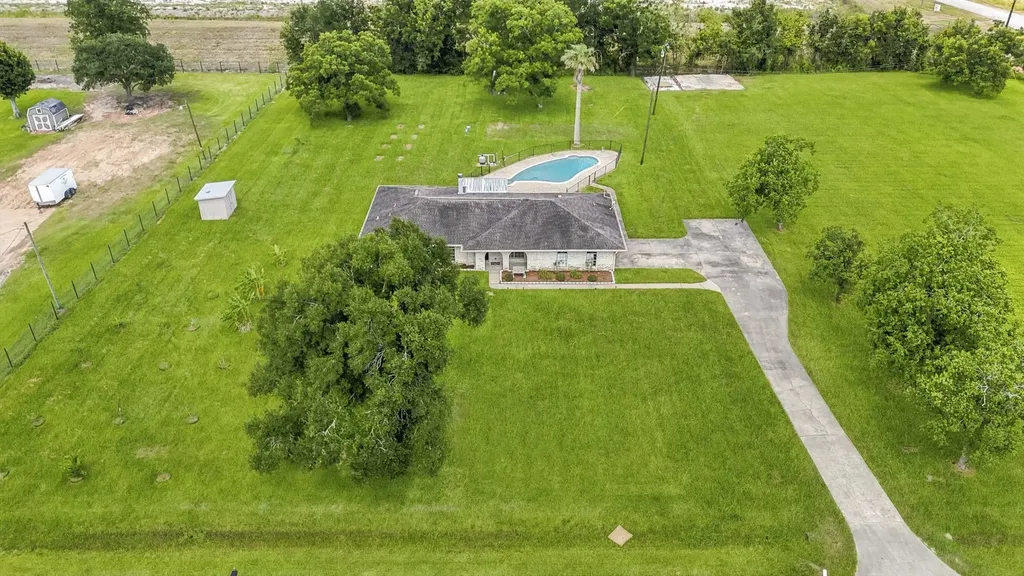 302 Country Road 893 Angleton TX 77515