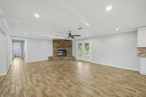 302 Country Road 893 Angleton TX 77515