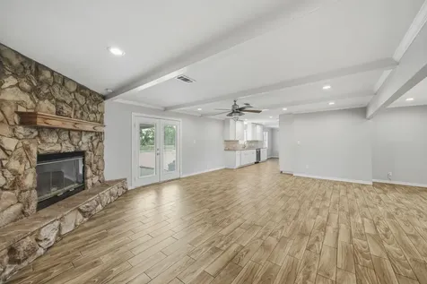 302 Country Road 893 Angleton TX 77515