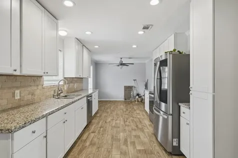 302 Country Road 893 Angleton TX 77515