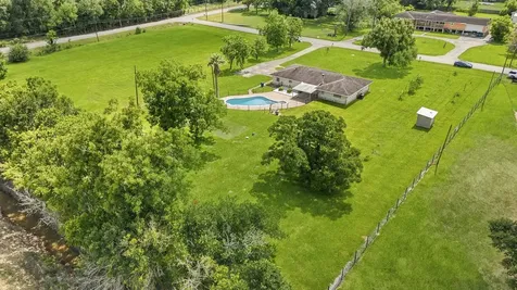 302 Country Road 893 Angleton TX 77515