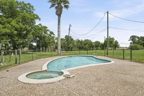 302 Country Road 893 Angleton TX 77515