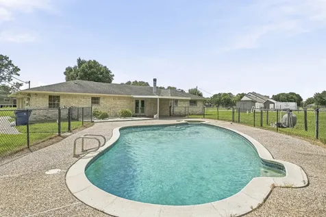 302 Country Road 893 Angleton TX 77515
