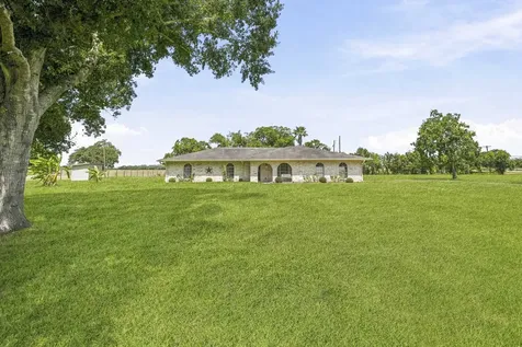 302 Country Road 893 Angleton TX 77515