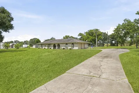 302 Country Road 893 Angleton TX 77515
