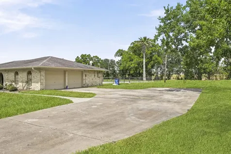 302 Country Road 893 Angleton TX 77515