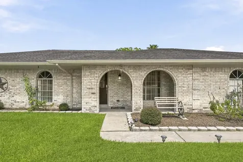 302 Country Road 893 Angleton TX 77515