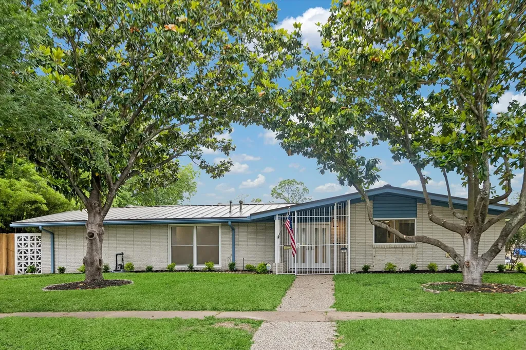 7102 Walkway Street Houston TX 77036