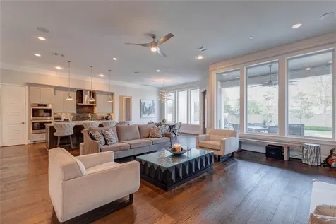 2111 Saxon Drive Houston TX 77018