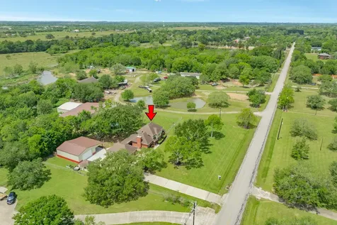 5620 County Road 166 Alvin TX 77511