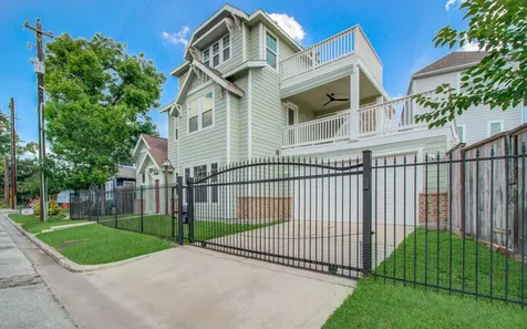 6621 N Main Street Houston TX 77009