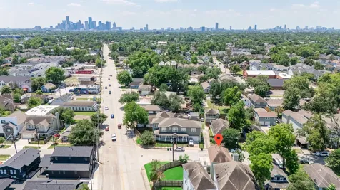 6621 N Main Street Houston TX 77009