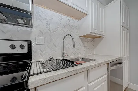 1860 White Oak Drive 375 Houston TX 77009