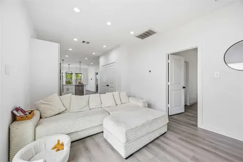 8614 Peachtree Street A Houston TX 77016