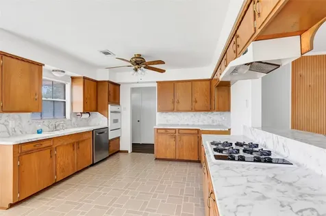 117 Tanglewood Street Baytown TX 77520