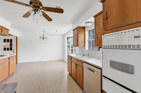 117 Tanglewood Street Baytown TX 77520