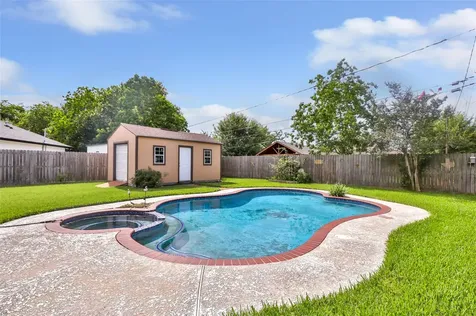 117 Tanglewood Street Baytown TX 77520