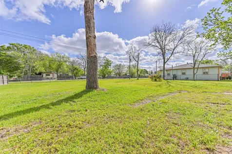 4702 10th Street Bacliff TX 77518