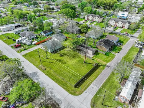 4702 10th Street Bacliff TX 77518