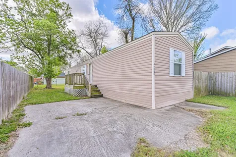 4702 10th Street Bacliff TX 77518