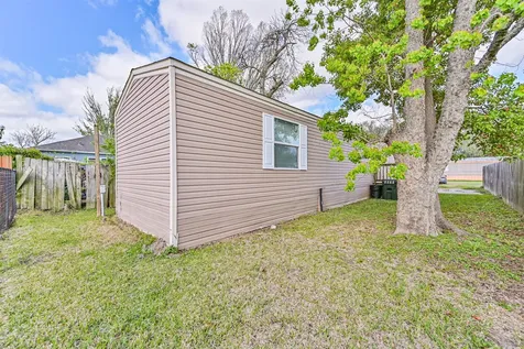 4702 10th Street Bacliff TX 77518