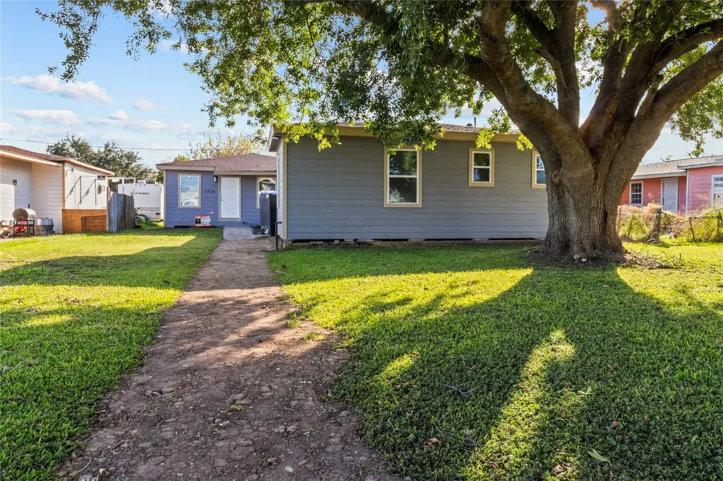 1717 W 4th Street Freeport TX 77541