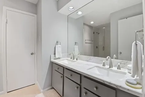 1011 Fountain View Drive Houston TX 77057