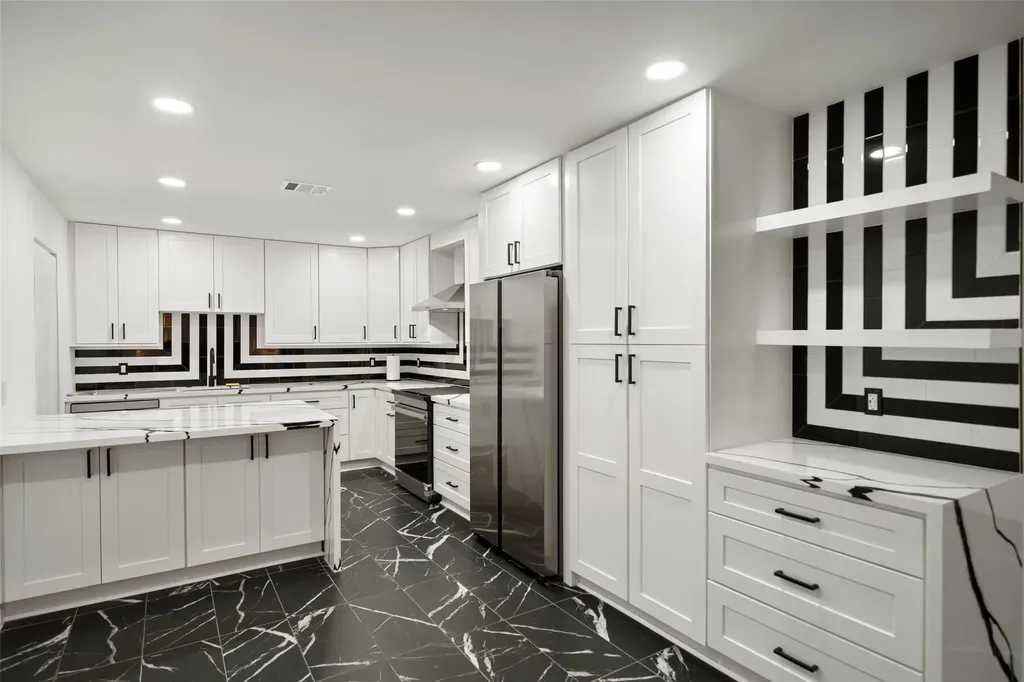 2101 Fountain View Drive 25c Houston TX 77057