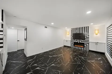 2101 Fountain View Drive 25c Houston TX 77057