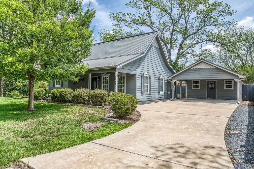 210 W Bell Street Fayetteville TX 78940