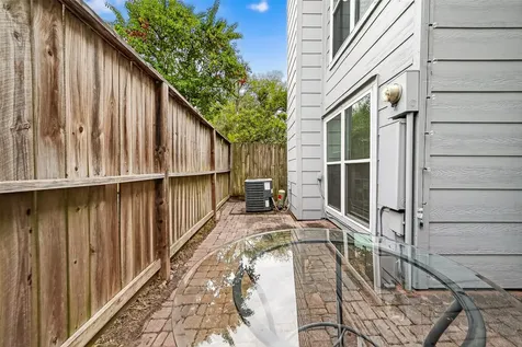 711 Worthshire Street Houston TX 77008