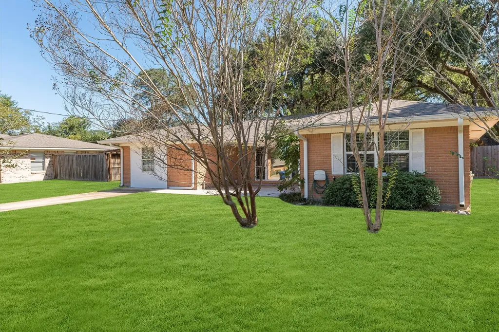 1529 Pin Oak Drive Huntsville TX 77340