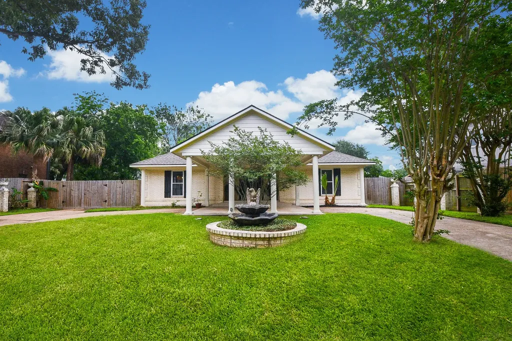 1606 W Chelsea Place El Lago TX 77586