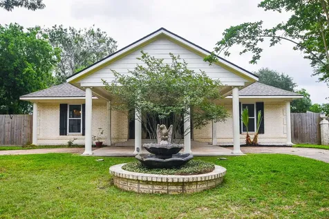 1606 W Chelsea Place El Lago TX 77586