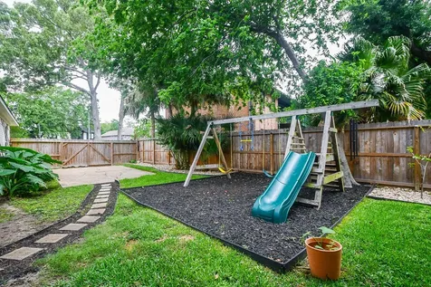 1606 W Chelsea Place El Lago TX 77586