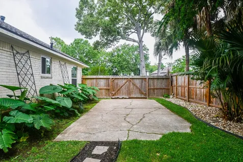 1606 W Chelsea Place El Lago TX 77586