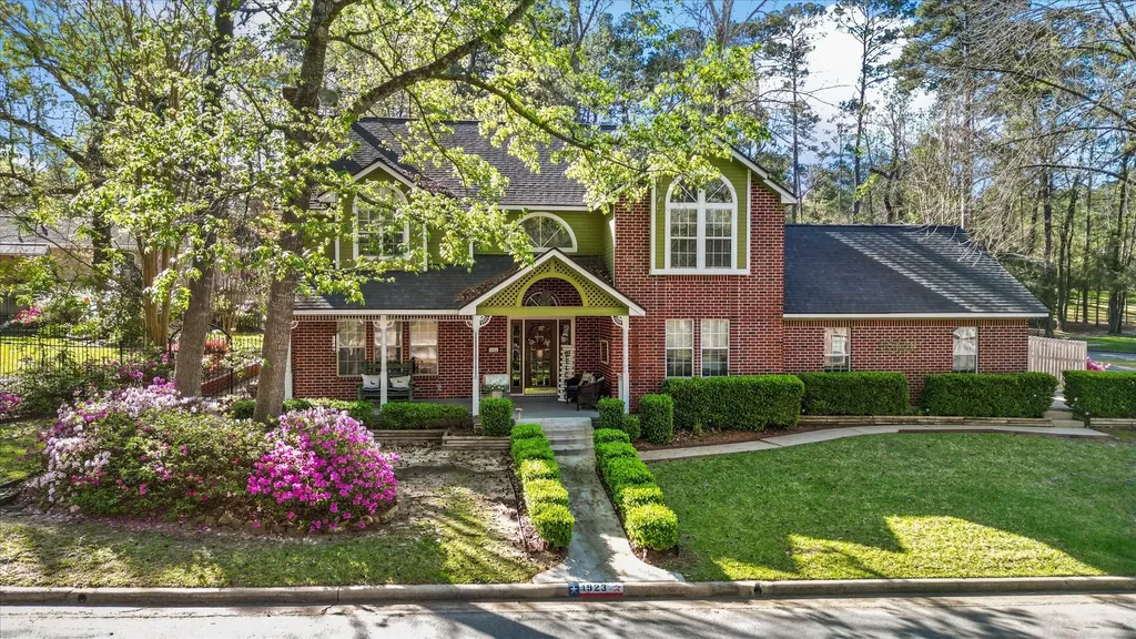 1923 Fairway Drive Huntsville TX 77340